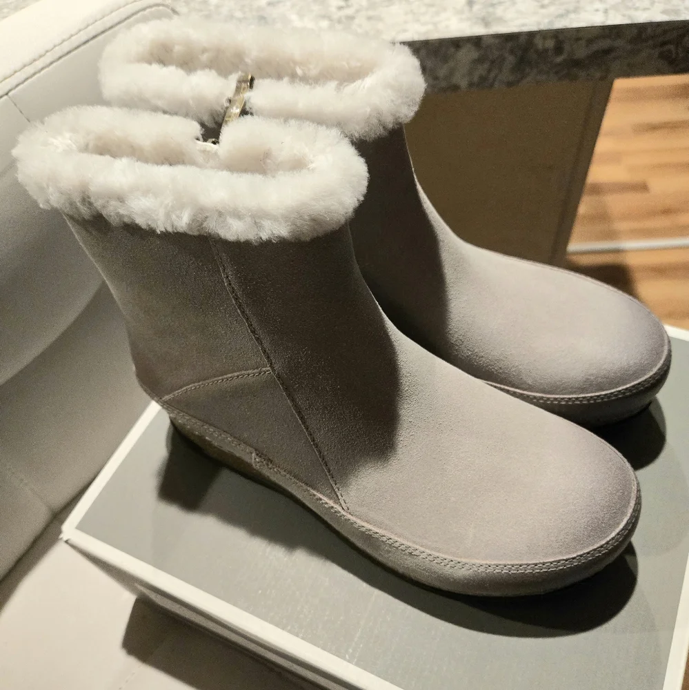NIB Dansko Women's Suede Fur-Lined Boots - Stone